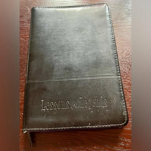 LEEDS “LESSONS OF THE LEGENDS” ENGRAVED BLACK LEATHER ZIP PORTFOLIO (9 1/2 x 6)