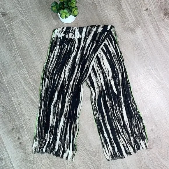 NWT STEVE MADDEN Women's Off White & Black Scarf Green Trim