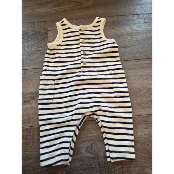 Old‎ navy baby boy romper 0-3 mos