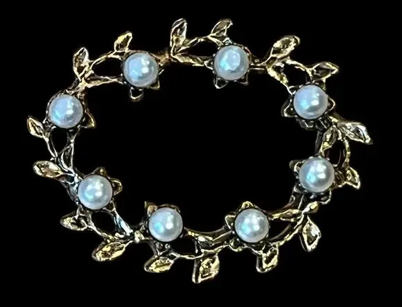 Vtg Oval Faux Pearl Brooch Pin Gold Tone 1.75” Leaves Delicate