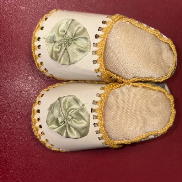 *Vintage Baby Shoe Sewing Pin Cushions Hand Crochet Trim