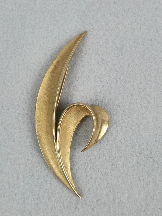 Vintage Crown Trifari Gold Tone Sculpted Leaf Pin Brooch
