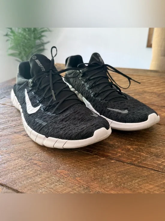 Nike Men’s Black and White Athletic Running Shoes (Size 10)