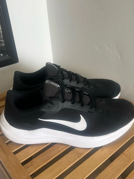 Nike Men's Air Winflo 10 Black/White Was worn once
