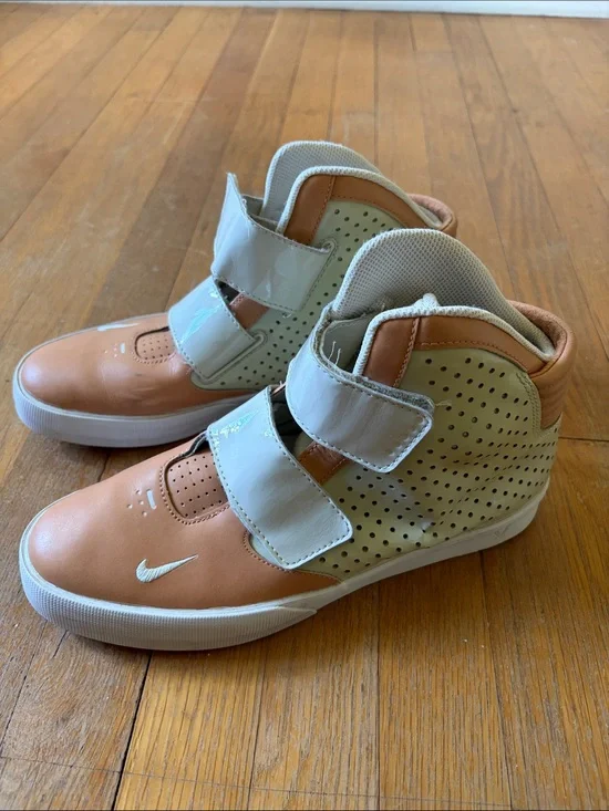 Nike FLY STEPPER 2K3  High-Top Sneakers in Tan and Cream Velcro
