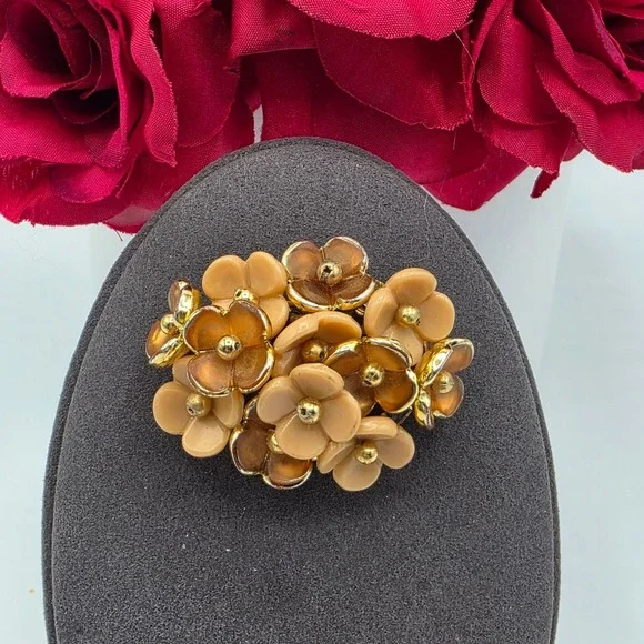 Vintage Peach Floral Brooch Gold Tone Lucite Flower Cluster State Costume‎ Pin