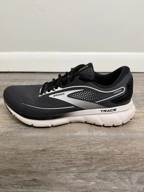 Brooks Trace 2 Men’s Running Shoe in Black & White-size 10