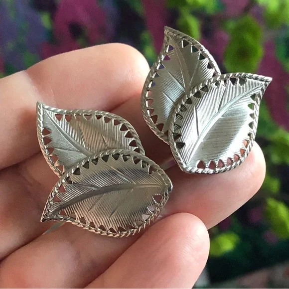 Vintage 80s silver overlapping leaves filigree clip on earrings
