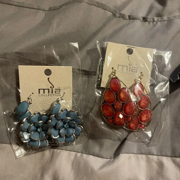 Brand‎ New MIA COLLECTION 2 Pairs of Earrings Blue Floral and Red Tear Drop