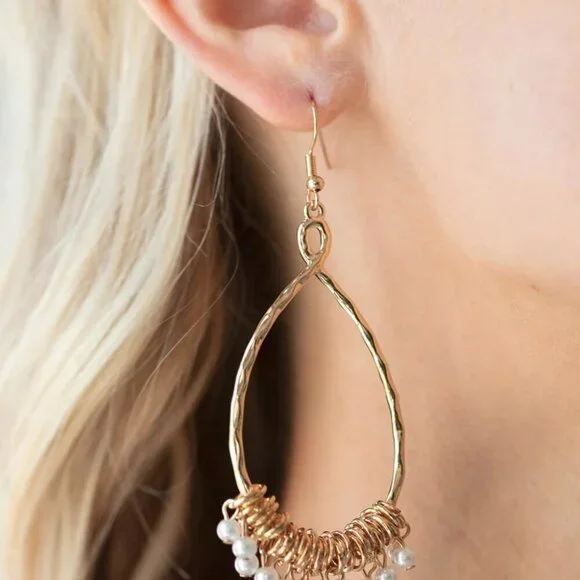 Paparazzi Jewelry Accessories - Retro Ringleader - Gold Earrings - Vintage