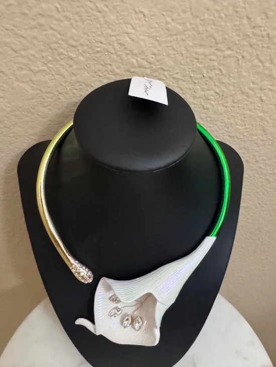 Women Betsey Johnson Calla Bouquet Lily Flower  Necklace White Floral Sparkly