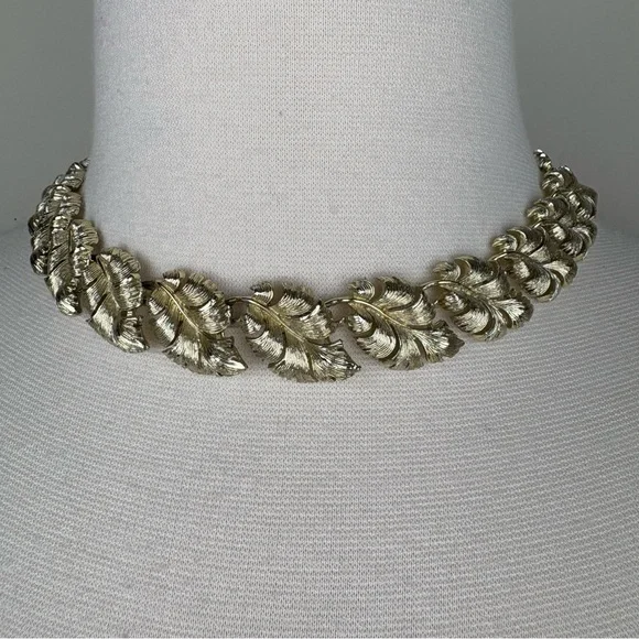 Vintage Lisner Choker Necklace Gold Tone Leaf Links Retro Necklace Classic Style