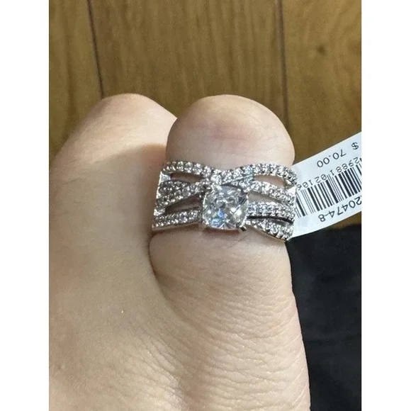 Size 8 NEW Cubic Zirconia‎ Intertwined Band /Cushion Prong Center Ring in silver