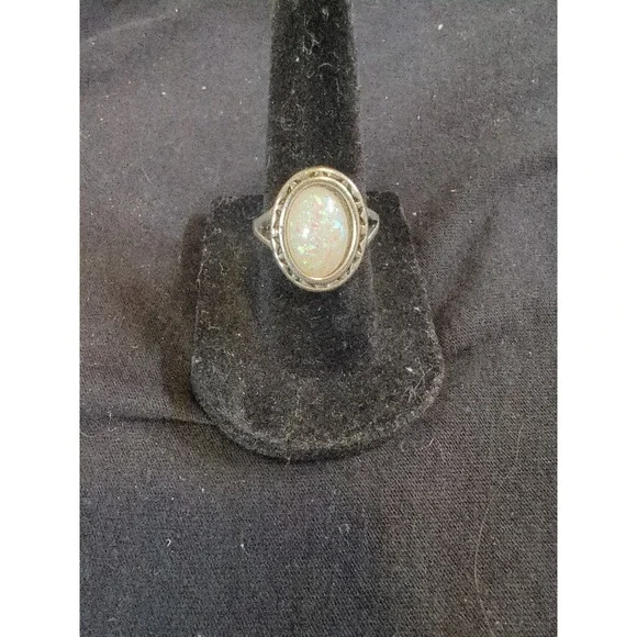 Vintage Silver Toned Ring with Oval Opal Center Stone - Size 8‎