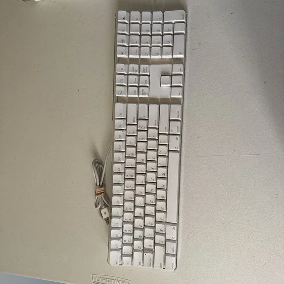 ⌨ Apple A1048 USB Wired Keyboard White Full Size Ergonomic Mac OS X Compatible