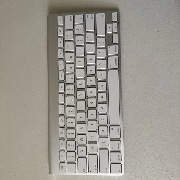 Apple Wireless Compact Keyboard A1314 Enhanced Function Keys QWERTY Silver/White