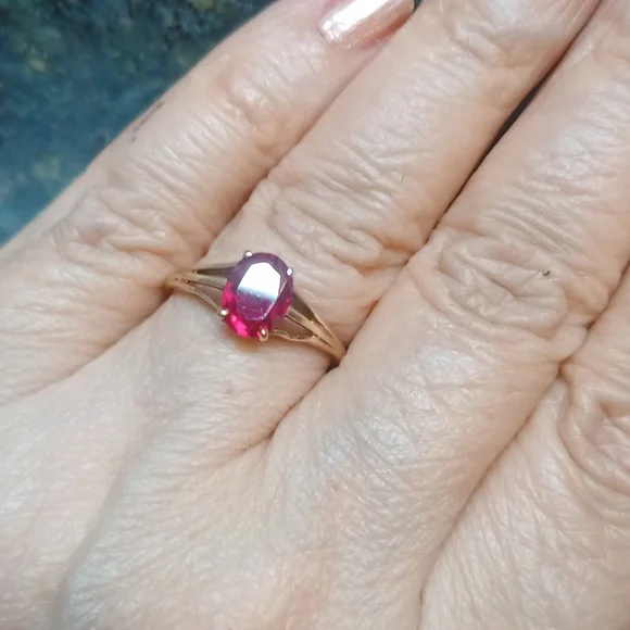 10K solid gold vintage ruby Ring sz 7.5