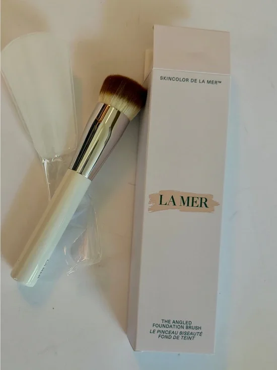 La Mer White Angled Foundation Brush - Cream Handle