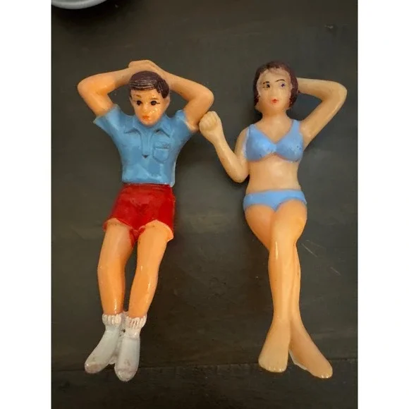 Vintage Plastic Cake Topper Set Sunbathing Couple Beach Summer Mid Century Decor