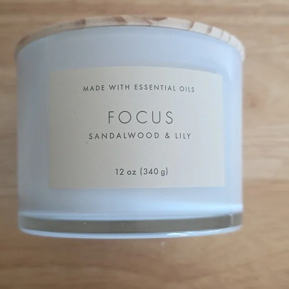 Threshold Brand 3 Wick Candle FOCUS Sandalwood & Lily  12oz