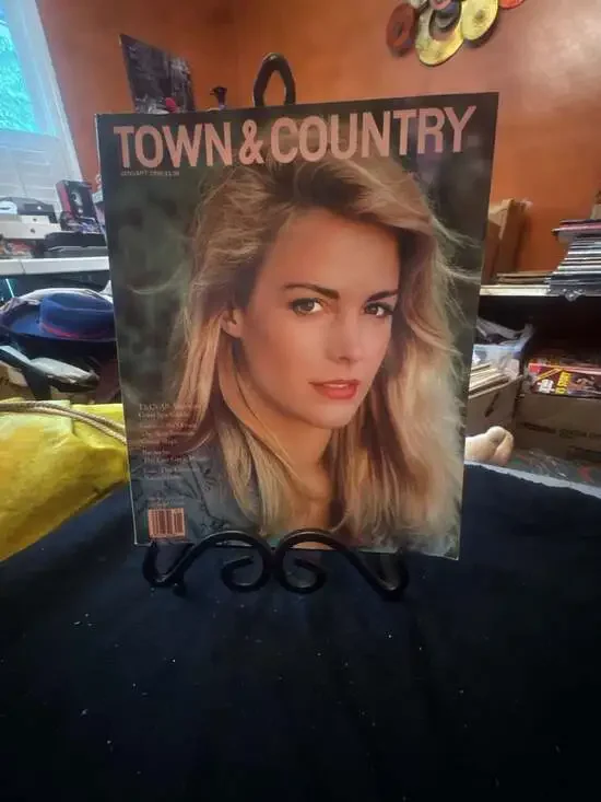 Vintage Town and Country Magazine, January 1990 - Cover Alison Eastwood (Clint)