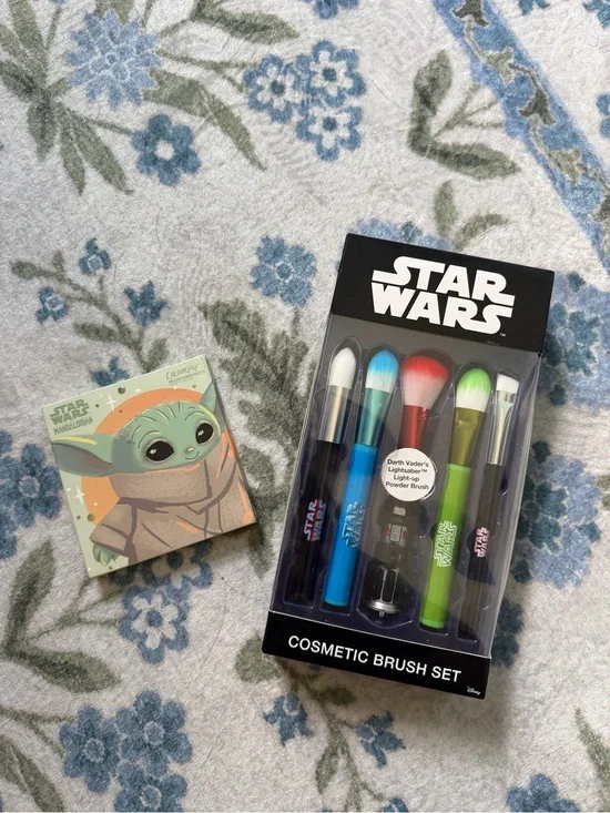 Star Wars Makeup Brush Set with Grogu Compact —  color pop eyeshadow set nwt