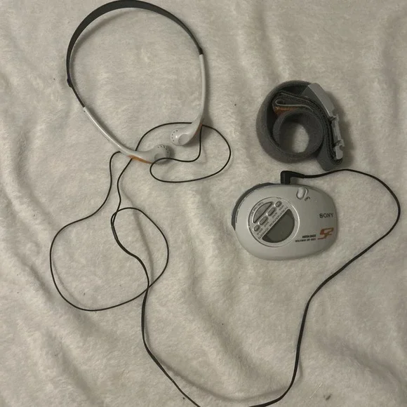 Near Mint Sony SRF-M85W S2 Sports Walkman Digital Radio AM/FM Weather Headphones