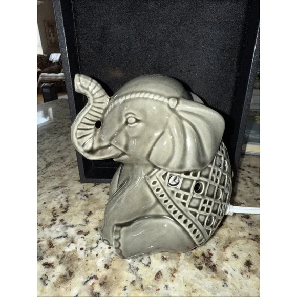 Elephant Night Light‎ Lucky Trunk Up Gray Ceramic Table Lamp Switch 6x5. 5185
