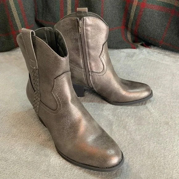 Frye and Co Womens Metallic Pewter Western Ankle Boots Braided Detail Size 7.5M