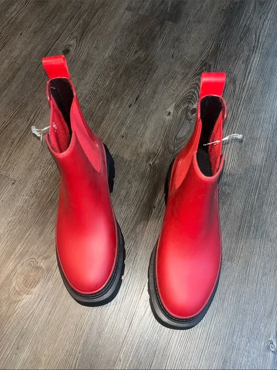 Rain Boots - Sleek Pull-On Design