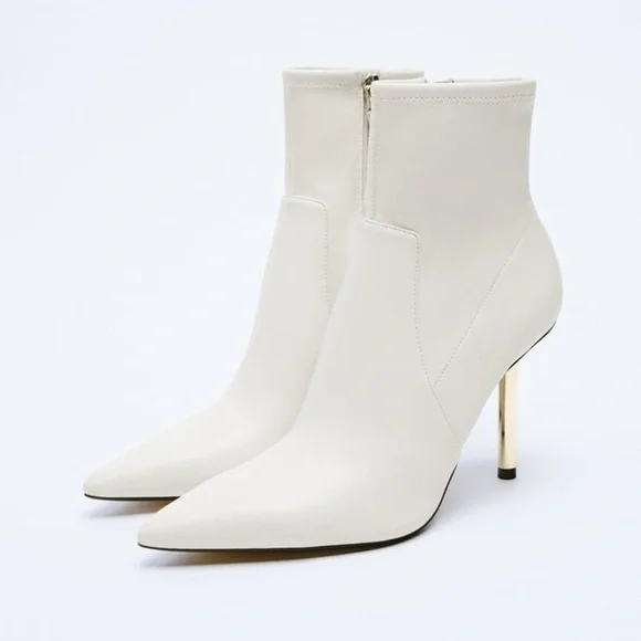 NWT. Zara Beige Leather Low Heeled Ankle Boots. Size 9.