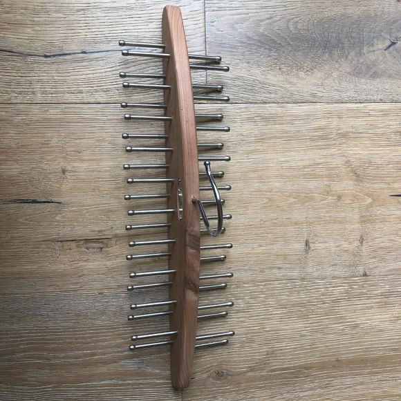 🔥NEW🔥beautiful Cedar Woodlore wooden scarf/tie hanger price firm !