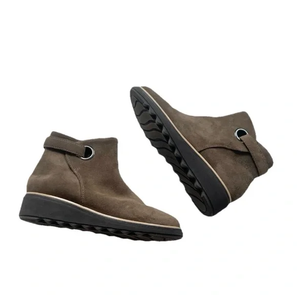 Clarks Sharon Suede Brown Tan Ankle Wedge Boots Almond Toe Women’s Sz 6 Booties