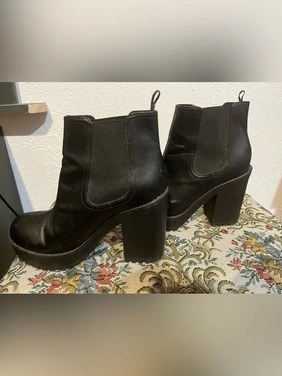Women's Black Chunky Heel Chelsea Boot