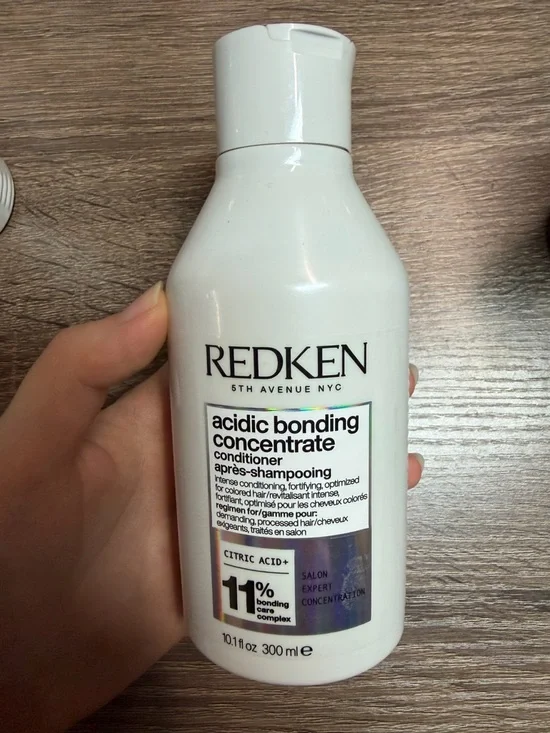 Redken Acidic Bonding Concentrate Conditioner - White