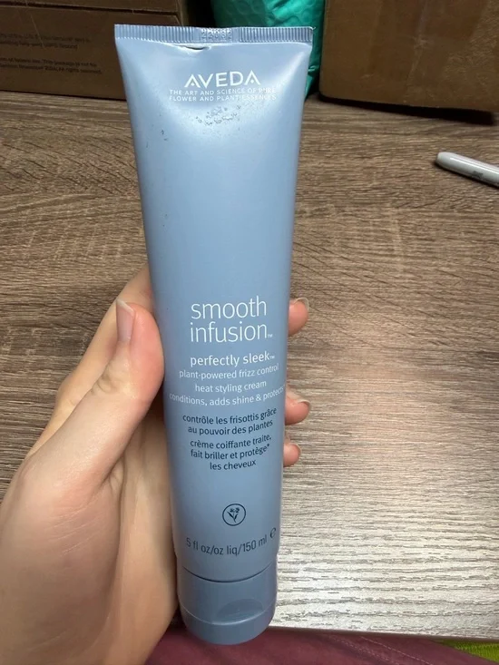 AVEDA Smooth Infusion Perfectly Sleek Heat Styling Cream - Pale Blue Tube