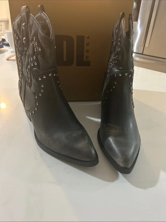 DLBlack Studded Leather Western Ankle Boots