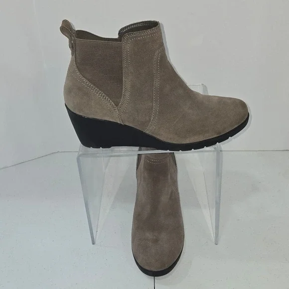 Bass Lite Meredith Taupe Suede Wedge Ankle Booties Womens 10M 6154-3825-010