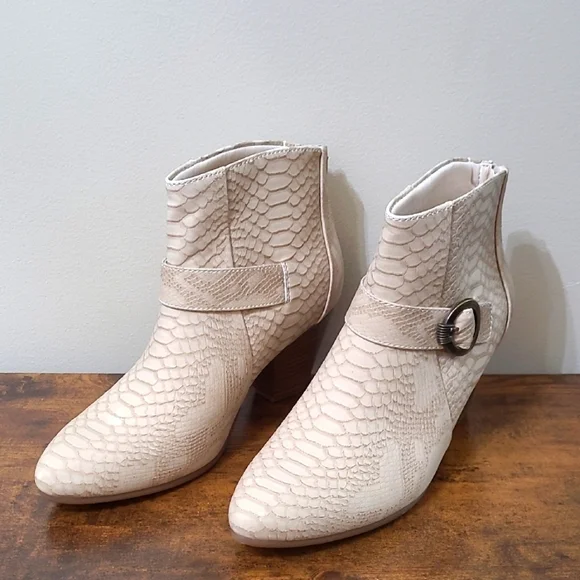 BareTraps LUCIA Textured Snakeskin Cream Ankle Booties size 9.5