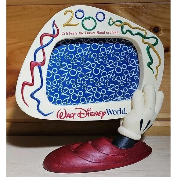 WALT DISNEY WORLD  2000 Celebrate the Future Hand In Hand