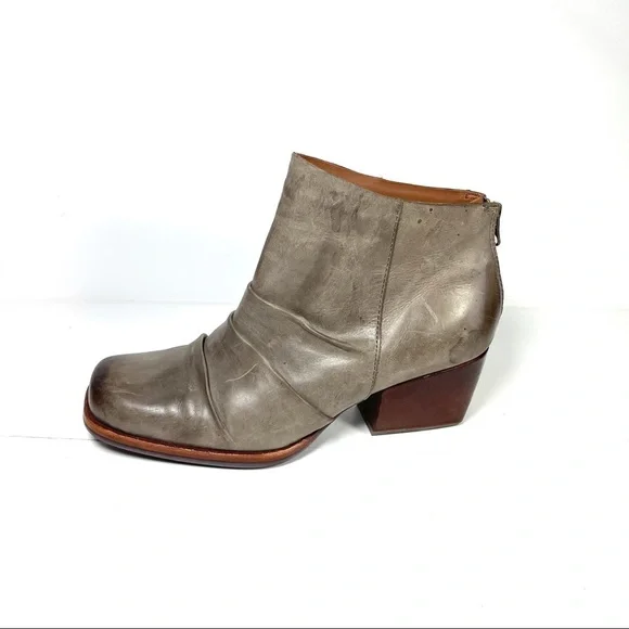 Kork-Ease Kissel Women’s Ankle Boots Square‎ Toe Leather Ruched Size 8M