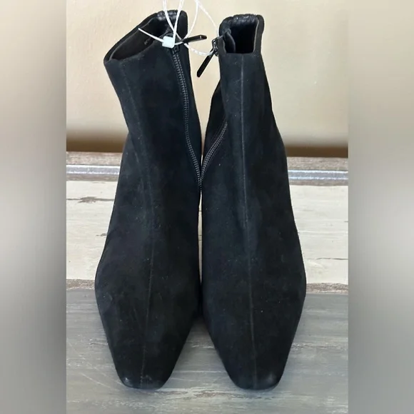 New w/ Imperfections - Donald Pliner Baltimor Suede Boots‎ - Size 6. Retail $250