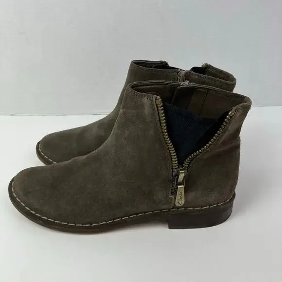 Clarks Sz 7.5 Cabaret Ruby Suede Ankle Booties Double Zip Topstitching Classic