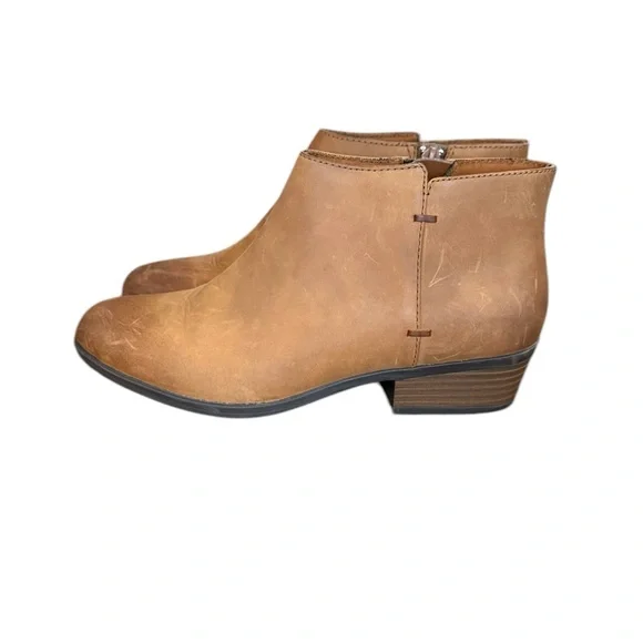 Clarks Addiy Tan Ankle Boots with Low Stacked Heel and Zipper Closure Size 6.5