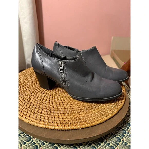 G.H. Bass Tiana Grey Faux Leather Ankle Booties Block Heel Shooties Womens 9M