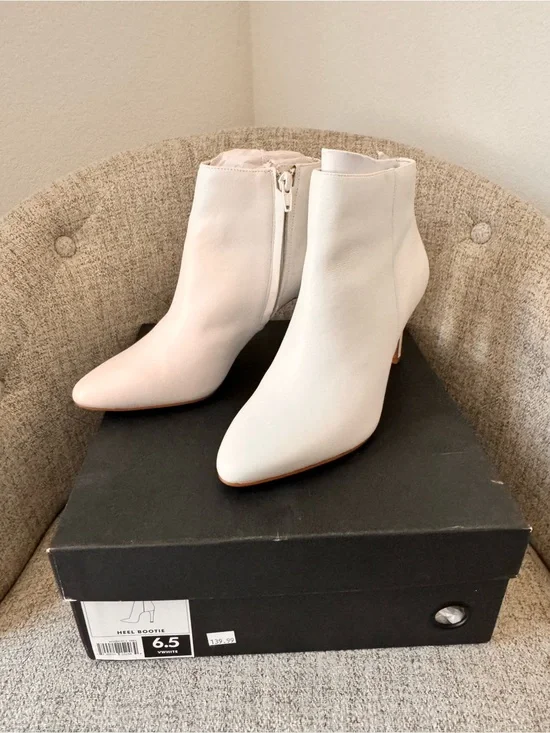 Banana Republic Women's Ankle Booties in Off-White - Classic Pointed Toe 6.5