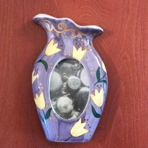 “Vase” frame