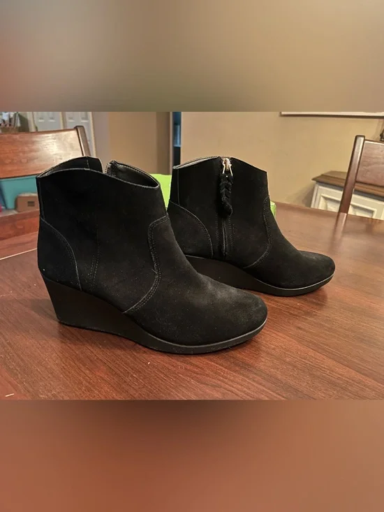 Crocs Leigh Suede Wedge Bootie