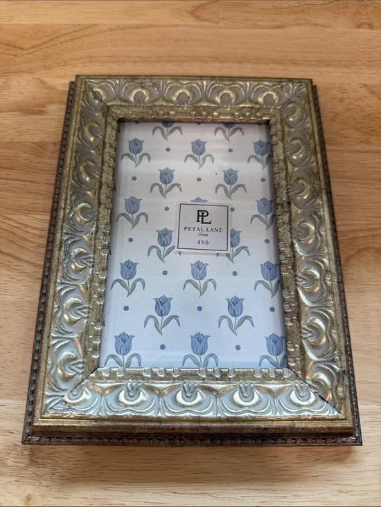 Vintage inspired ornate picture frame. 4x6.