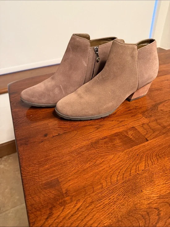 Blondo Waterproof Suede Ankle Booties size 10